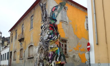 Yıpranmış ya da yıpranmış binanın yanında tavşan ya da tavşan