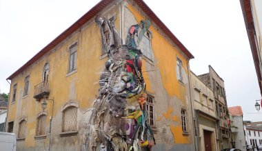 Yıpranmış ya da yıpranmış binanın yanında tavşan ya da tavşan