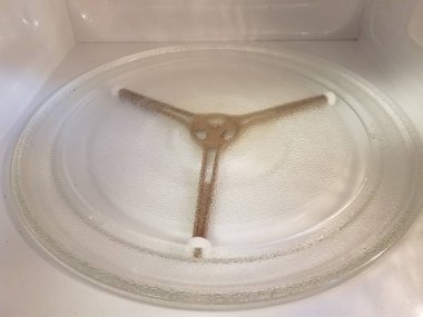 Kirli mikrodalganın içinde dairesel cam döner tabaka