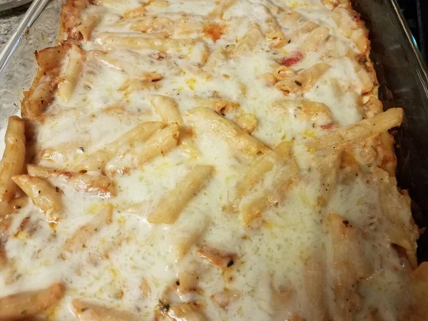 Pâtes fromage penne dans un plat de cuisson en verre — Photo