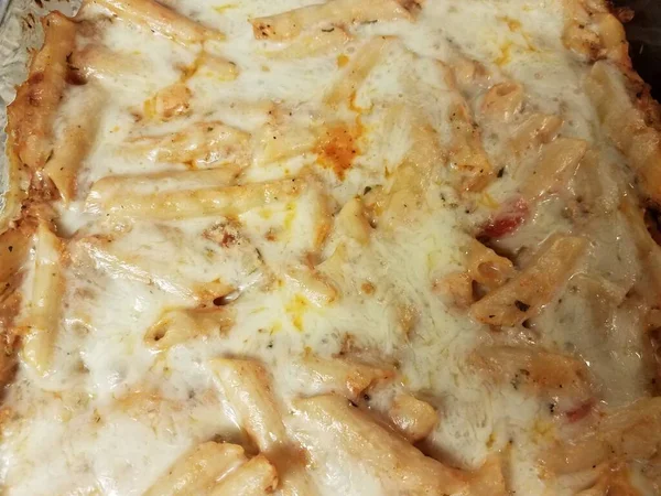 Massa penne cheesy em assadeira de vidro — Fotografia de Stock