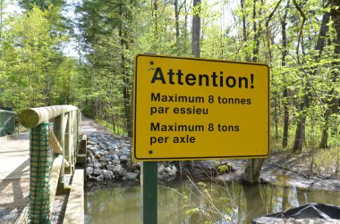 Ağaçlı köprüde Fransızca ve İngilizcede akslar için en fazla 8 ton sarı dikkat.