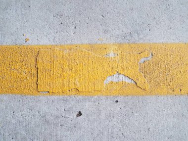 Gri çimento yüzeyinde ya da yerde sarı çizgiler