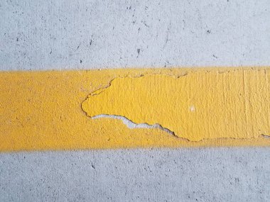 Gri çimento yüzeyinde ya da yerde sarı çizgiler