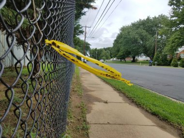 Sarı uyarı bandı tel örgülerde, kaldırımlarda ve yollarda