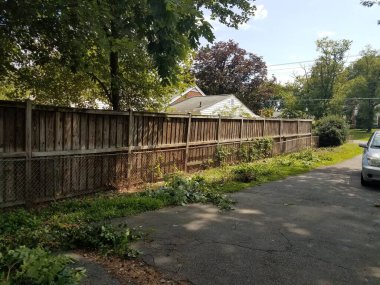 Bir sürü moloz ve siyah asfalt var.