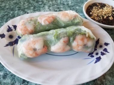 Masada fıstık soslu karides ve marullu pirinç kağıdı.