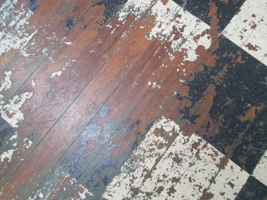 Siyah beyaz boyanmış ahşap döşemeler.