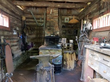 Bir tezgah, bir örs ve bir sürü eski alet.