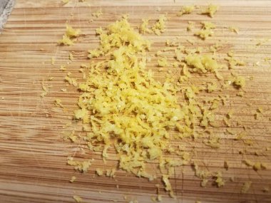 Sarı limon aromalı ahşap kesme tahtası