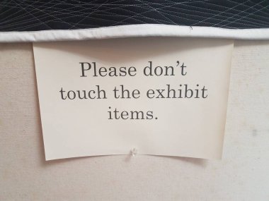 Beyaz kağıt lütfen duvardaki sergi eşyalarına dokunmayın.