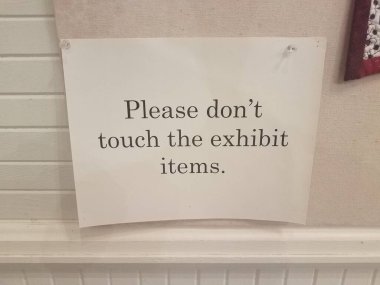 Beyaz kağıt lütfen duvardaki sergi eşyalarına dokunmayın.