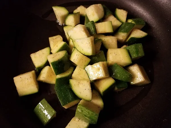 Pedaços Abobrinha Cortados Pedaços Frigideira Temperados Com Pimenta — Fotografia de Stock