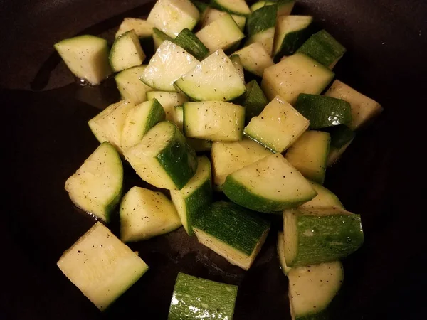 Gesneden Courgettes Brokken Koekenpan Smaak Gebracht Met Peper — Stockfoto