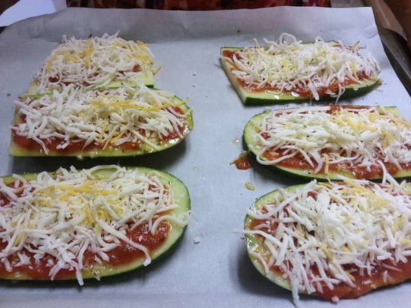 Courgettepizza Met Kaas Tomatensaus — Stockfoto