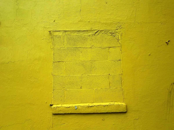 Παλιό Παράθυρο Τσιμενταρισμένο Πάνω Και Βαμμένο Κίτρινο Κίτρινο Τοίχο — Φωτογραφία Αρχείου