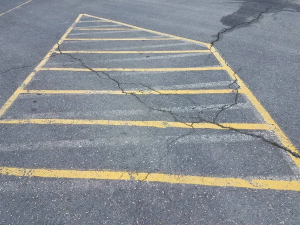 Gelbe Linien Auf Schwarzem Asphalt Auf Einem Parkplatz — Stockfoto