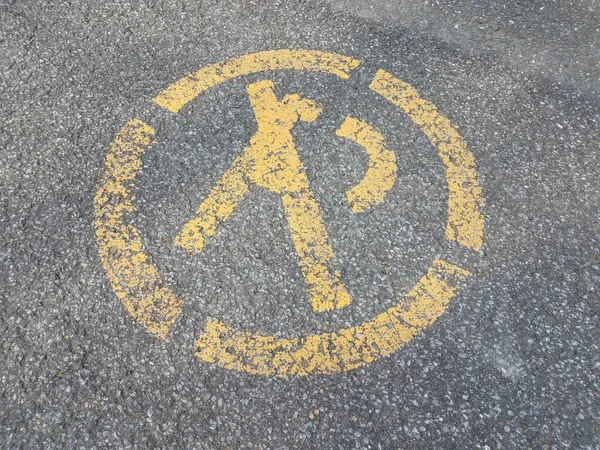 Kreisförmiges Gelbes Parkverbotsschild Oder Symbol Auf Asphalt — Stockfoto