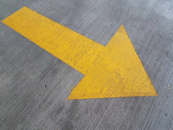 Yerde Gri Çimentoya Boyanmış Sarı Işaretçi — Stok fotoğraf