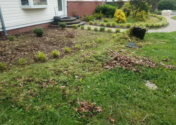 Yardwork Including Pulling Weeds Front Door House Wheelbarrow — Stock Photo, Image