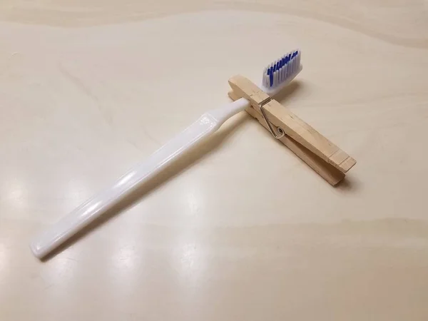 Pinza Tela Madera Sosteniendo Cepillo Dientes Mostrador Baño — Foto de Stock