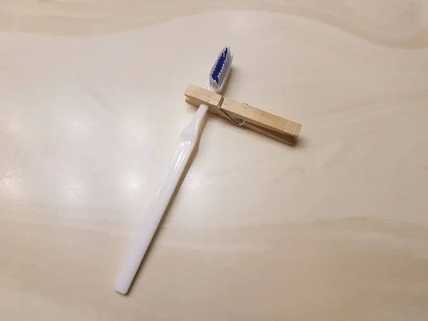 Espinha Madeira Segurando Uma Escova Dentes Balcão Banheiro — Fotografia de Stock