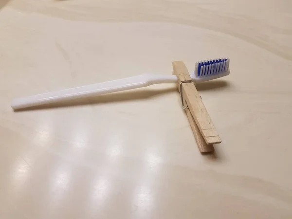 Pinza Tela Madera Sosteniendo Cepillo Dientes Mostrador Baño —  Fotos de Stock