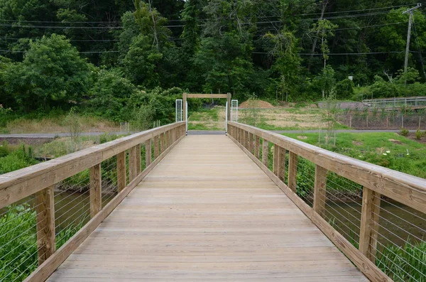 Holzbrücke Über Wasser Oder Fluss Oder Bach Mit Geländer Und — Stockfoto