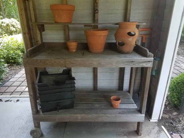 Wood Storage Rack Shelf Clay Terracotta Pots — Stock Photo, Image