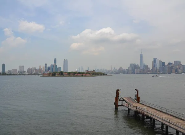 Cais Madeira Com Água Rio Edifícios Cidade Nova York — Fotografia de Stock