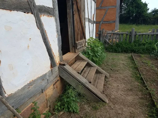 Escaleras Madera Escalones Que Entran Edificio Antiguo Con Jardín — Foto de Stock