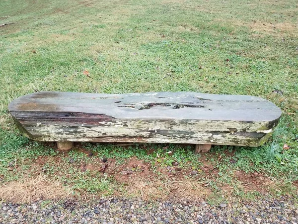 Vecchia Panca Legno Con Lichene Erba Verde Prato — Foto Stock