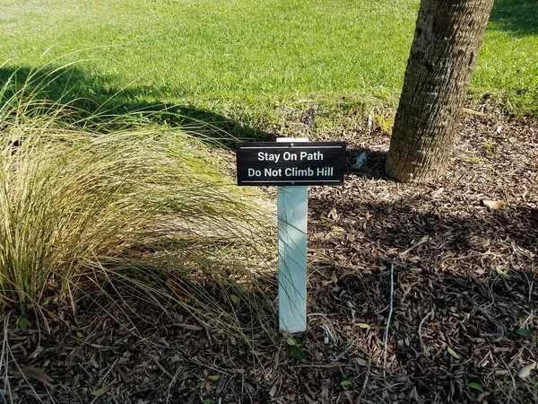 Wooden Stay Path Climb Hill Sign Plants — 스톡 사진