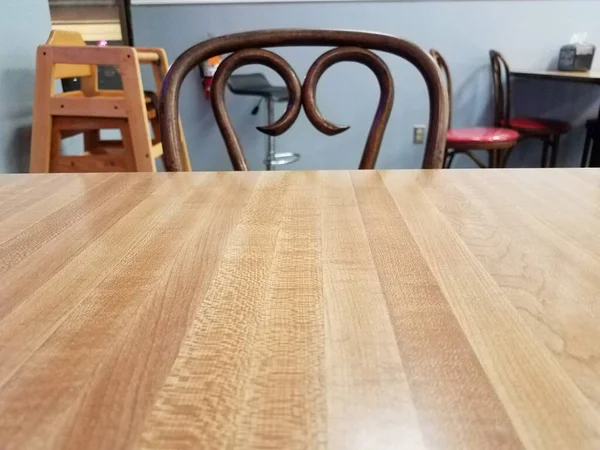 레스토랑에서 나무로 의자나 그리고 나무로 — 스톡 사진