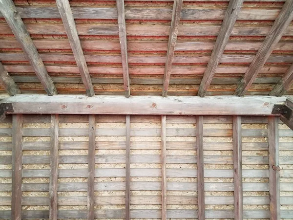 多くの板や合板で茶色の木の天井 — ストック写真