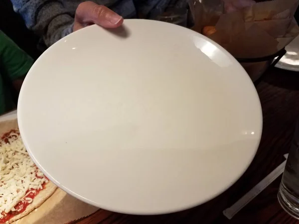 Γυναικείο Χέρι Κρατώντας Ένα Μεγάλο Λευκό Πιάτο Και Πίτσα — Φωτογραφία Αρχείου