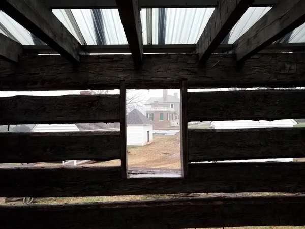 Fenêtre Dans Structure Cabane Bois Rond Donnant Sur Les Bâtiments — Photo