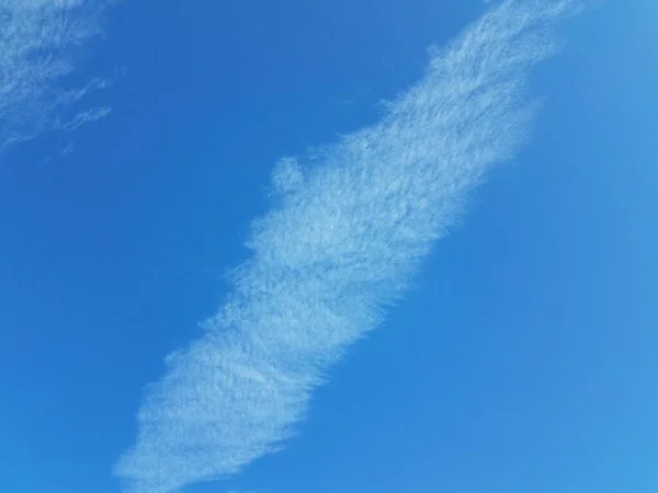Bianco Nuvola Wispy Alta Quota Nel Cielo Blu — Foto Stock