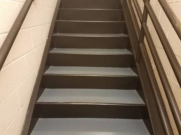 Metal Parmaklıklı Beyaz Duvarlı Merdiven Boşluğunda Çimento Merdiven — Stok fotoğraf