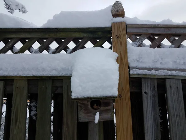 Witte Sneeuw Houten Hek Vogelhuisje — Stockfoto