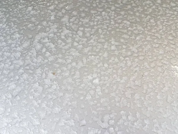 Λευκό Χιόνι Και Πάγο Ένα Γκρι Αυτοκίνητο Κουκούλα — Φωτογραφία Αρχείου