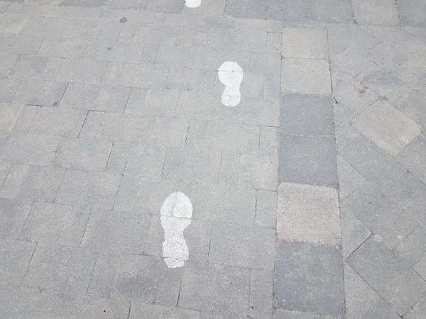 Отпечатки Белых Ног Обуви Серой Прямоугольной Плитке — стоковое фото