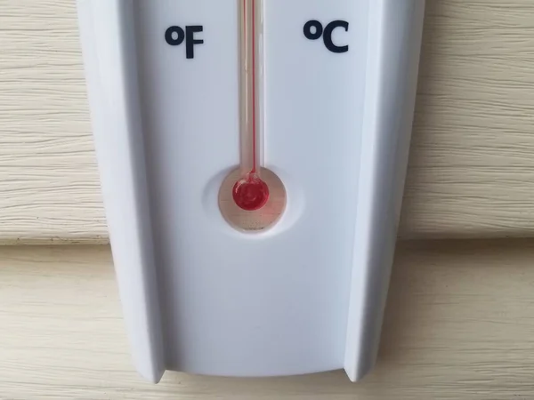 赤い水銀と数字の白いプラスチック温度計 — ストック写真