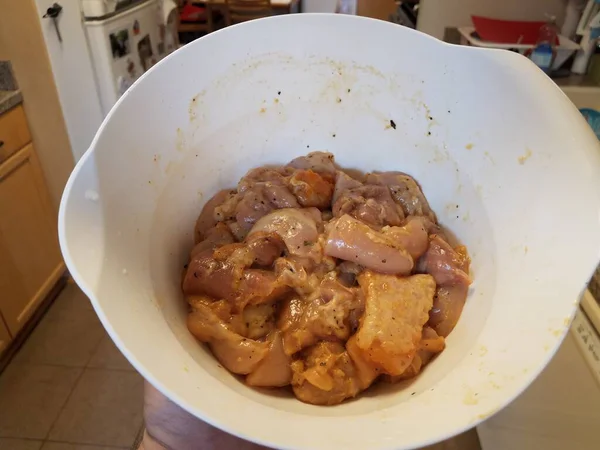 Mão Segurando Tigela Plástico Branco Com Frango Temperado Cru Aves — Fotografia de Stock