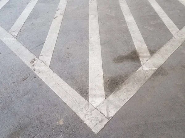 Linhas Pintadas Branco Asfalto Cinza Sujo Pavimento — Fotografia de Stock