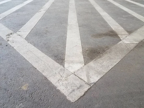 Líneas Pintadas Blanco Sobre Asfalto Gris Sucio Pavimento —  Fotos de Stock