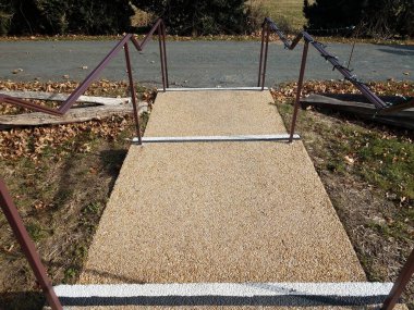 Beton merdivenlerde veya basamaklarda beyaz ve siyah güvenlik çizgileri