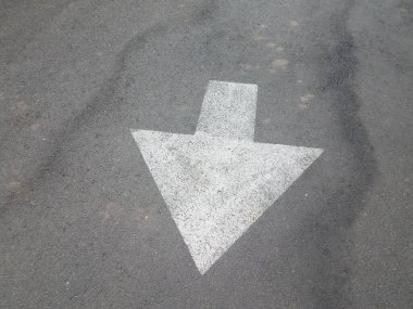 Siyah asfalt ya da asfalt yolda beyaz oklar