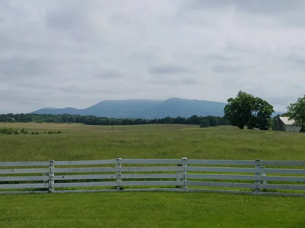 White Fence Green Grass Mountain Range Distance — Stock Photo, Image