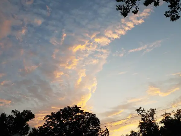 Біло Жовті Хмари Під Час Заходу Сонця Деревами — стокове фото